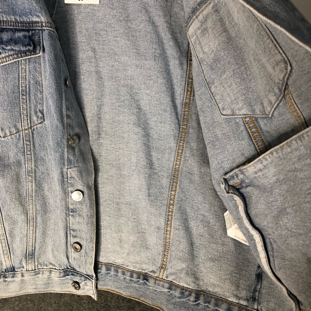 Forever 21 Jean Trucker Jacket Sz L NWT Lightwash Relaxed Casual Denim Classic - Picture 8 of 10
